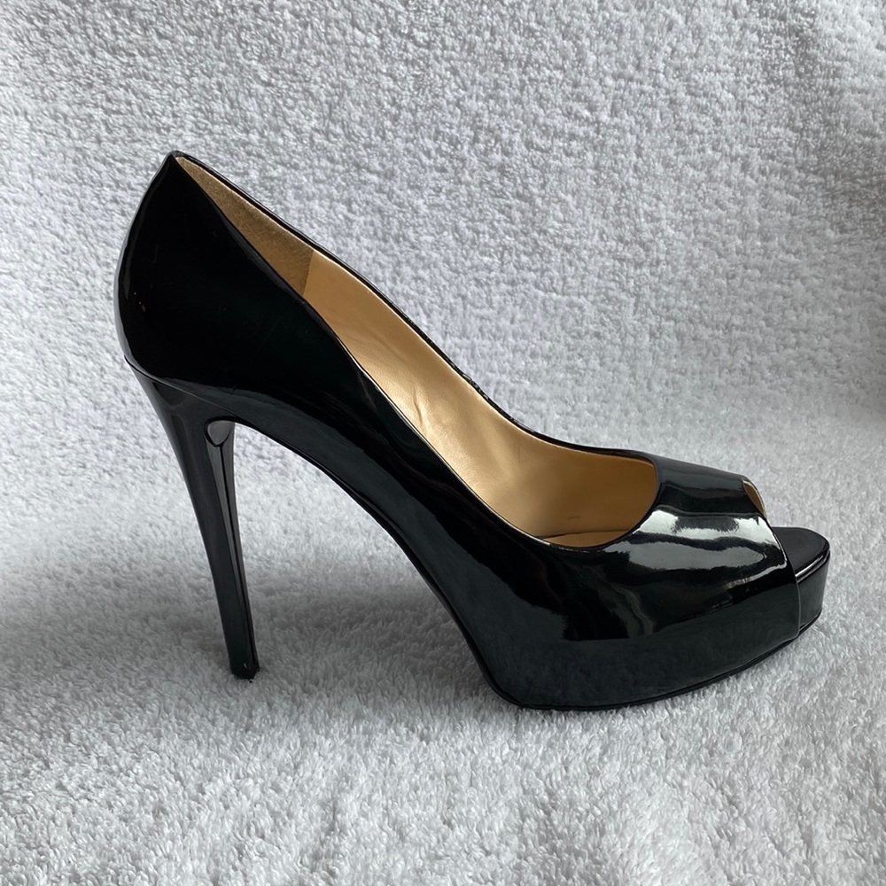 Guess “Patches” black patent leather platform peep toe pumps. Size 8.5